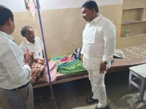 జిల్లా పరిషత్ వైస్ చైర్మన్ కొర్రజన్ని సింహాచలం ను పరామర్శిచిన మాజీ డిప్యూటీ సీఎం పీడిక రాజన్న దొర