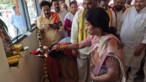 సామాన్యులతో కలిసి భోజనం చేసిన మాజీ మంత్రి కిమిడి కళా వెంకట్రావు