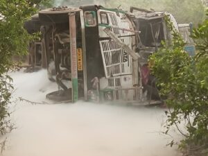 ఆర్గాన్ లిక్విడ్ (LAR)తో వెళ్తున్న ట్యాంకర్ బోల్తా డ్రైవర్ మృతి