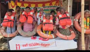 లైఫ్ జాకెట్స్ ఒళ్ళు అంతా కట్టుకొని 7వ రోజు రిలే నిరాహార దీక్ష