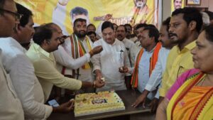 ముఖ్యమంత్రి చంద్రబాబు నాయుడు  పుట్టినరోజు వేడుకలు ఘనంగా నిర్వహించిన ఎమ్మెల్యే కళా వెంకట్రావు