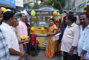 మెప్మా ఆధ్వర్యంలో ఎగ్ కార్ట్స్ ను పంపిణీ చేసిన మంత్రి గుమ్మిడి సంధ్యారాణి