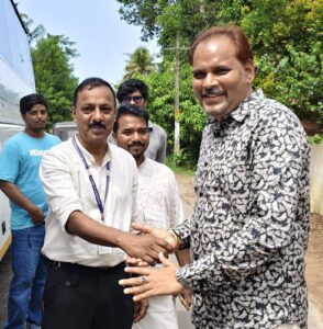 జెడ్పీటీసీ బృందానికి సాదర స్వాగతం పలికిన.  కంజికుజి గ్రామ పంచాయితీ అధికార, ప్రజాప్రతినిధులు..