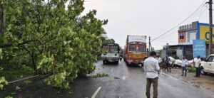 గాలివానకు రోడ్డుకు అడ్డంగా కరెంటు తీగలు పడడంతో ట్రాఫిక్కు తీవ్ర అంతరాయం