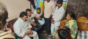 రోడ్డు ప్రమాద మృతుడి కుటుంబాన్ని పరామర్శించిన మాజీ డిప్యూటీ సీఎం రాజన్నదొర