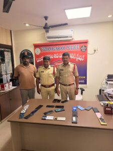 పోయిన మొబైల్స్ అందజేత