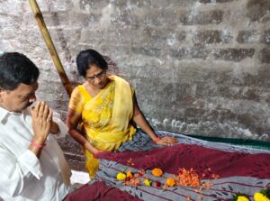 డబ్బీవీధి వైసీపీ నాయకుడు యడ్ల.శంకర్రావు గారికి మాజీ డిప్యూటీ సీఎం రాజన్నదొర  నివాళి.