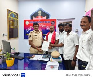 జడ శ్రావణ్ కుమార్, ప్రశ్న రావణ్ పై చీపురుపల్లి పోలీస్ స్టేషన్ లో ఫిర్యాదు చేసిన జనసేన పార్టీ ఇంచార్జ్ విసినిగిరి శ్రీనివాసరావు