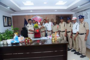 విజయనగరం జిల్లా ఎస్పీ శ్రీ ఎ.ఆర్.దామోదర్,ఐపిఎస్ గారిని మర్యాదపూర్వకంగా కలిసిన 2004 బ్యాచ్ కానిస్టేబుళ్లు