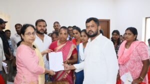 ప్రజా సమస్యల పరిష్కారమే ధ్యేయంగా… ‘ప్రజా దర్బార్’లో అర్జీలు స్వీకరించిన ఎమ్మెల్యే శ్రీమతి లోకం నాగ మాధవి