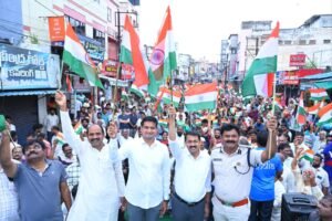 స్వాతంత్ర్య దినోత్సవం సందర్భంగా 150 అడుగుల జాతీయ జెండా తో భారీ ర్యాలీ