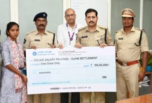 రోడ్డు ప్రమాదంలో మృతిచెందిన  వీరఘట్టం కానిస్టేబుల్ పి .రవి గారి కుటుంబానికి SBI పోలీస్ శాలరీ ప్యాకేజీ ద్వార మంజూరు కాబడిన కోటి రూపాయల  చెక్ ను వారి కుటుంబానికి అందజేసిన జిల్లా ఎస్పీ శ్రీ ఎస్.వి.మాధవ్ రెడ్డి,ఐపిఎస్