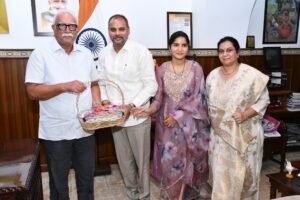 గోవా గవర్నర్ శ్రీ పూసపాటి అశోక్ గజపతిరాజు గారిని మర్యాదపూర్వకంగా కలిసిన చిన్న శ్రీను
