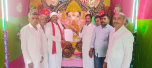 వినాయక చవితి సందర్భంగా సోమవారం విగ్నేశ్వరునికి మండల ప్రధాన సమస్యలు పరిష్కరించే దిశగా కూటమి ప్రభుత్వానికి ఆలోచింపజేయాలని కోరుతూ వినతిపత్రం