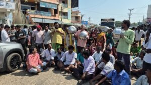 గరివిడి లో నీళ్లు లేక రోడ్లపై బైఠాయించిన ప్రజలు