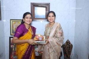 హోంమంత్రి శ్రీమతి వంగలపూడి అనిత గారిని మర్యాదపూర్వకంగా కలిసిన చిన్న శ్రీను గారు, కుమార్తె సిరి సహస్ర*