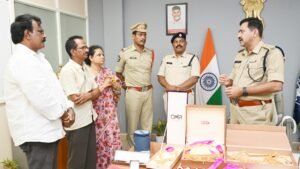కోటికి పైగా విలువైన ఆభరణాలు.. క్షణాల్లో మిస్సింగ్.. గంటల్లో పోలీసుల ట్రేసింగ్