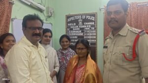 నిజాయితీకి నిలువెత్తు నిదర్శనం.. కోటి విలువైన బంగారాన్ని పోలీసులకు అప్పగించిన లావేటి ఉమా